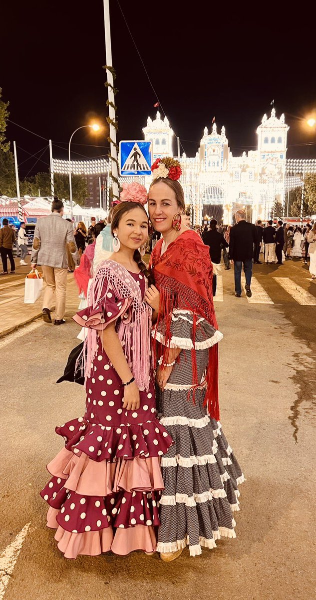 Maricaje's tweet photo. Ella y yo.  ❤️💚                                                                #mipin #miminiyo #FeriaSevilla22 https://t.co/S7CRmy59EQ