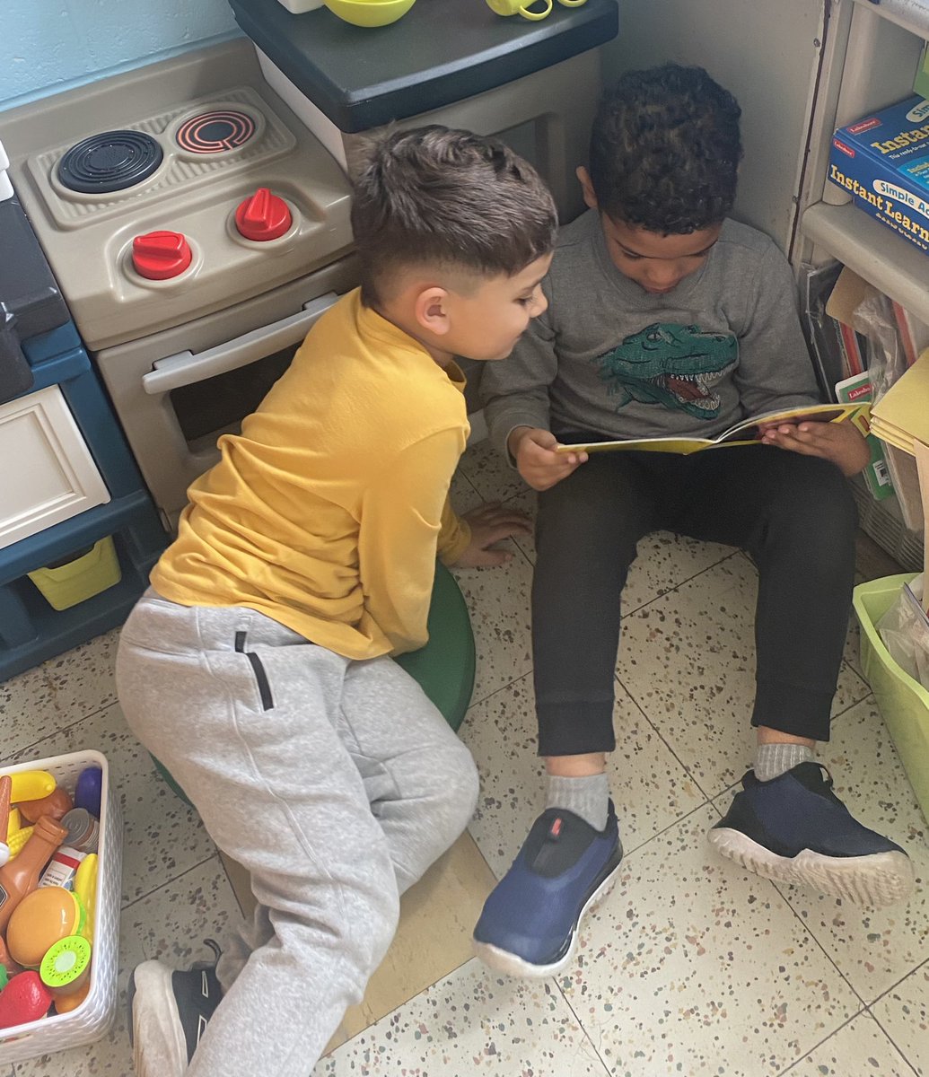 ClockerKinder's tweet photo. enjoying time with new reading partners 📚 https://t.co/AzcikCNTIt