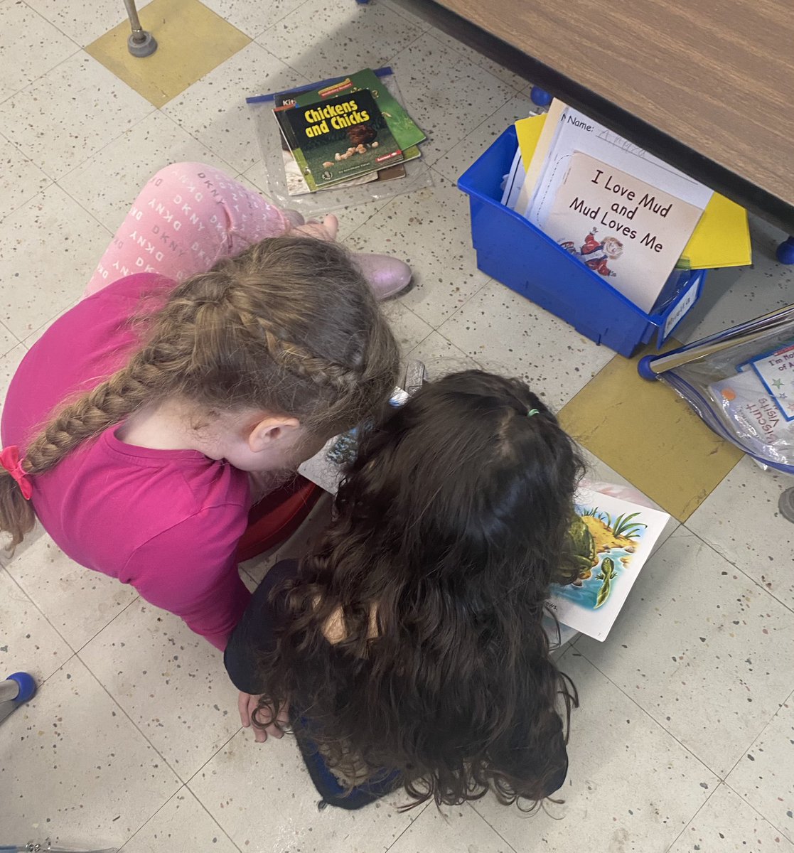ClockerKinder's tweet photo. enjoying time with new reading partners 📚 https://t.co/AzcikCNTIt