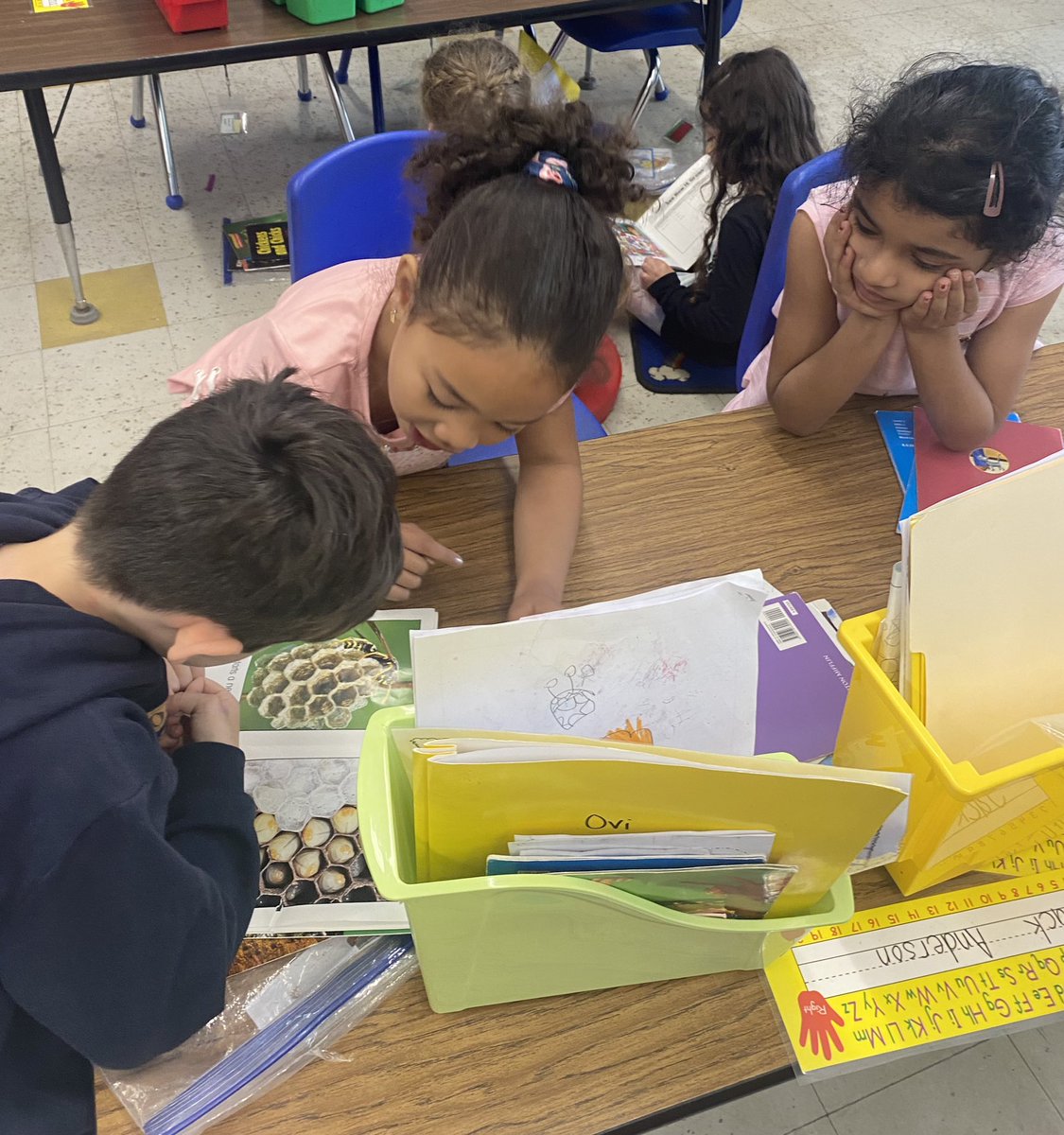 ClockerKinder's tweet photo. enjoying time with new reading partners 📚 https://t.co/AzcikCNTIt