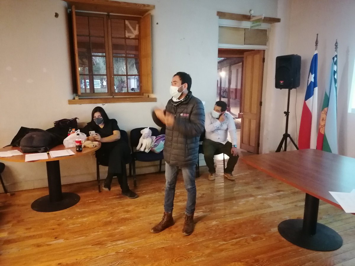 COSAM_LosAndes's tweet photo. Hoy con la presentación de Sebastián Mallea Encargado de Organizaciones Comunitarias de @Muni_CalleLarga estamos finalizando el programa de formación de #AgentesComunitarios, proximanente tendremos este importante recurso humano para toda nuestra comunidad. 😁 https://t.co/o7dz99s9eg