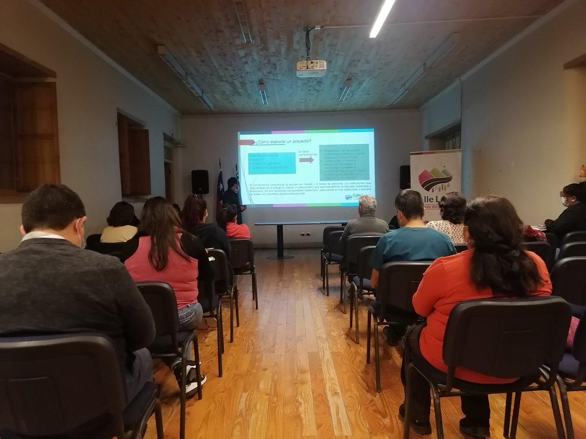 COSAM_LosAndes's tweet photo. Hoy con la presentación de Sebastián Mallea Encargado de Organizaciones Comunitarias de @Muni_CalleLarga estamos finalizando el programa de formación de #AgentesComunitarios, proximanente tendremos este importante recurso humano para toda nuestra comunidad. 😁 https://t.co/o7dz99s9eg