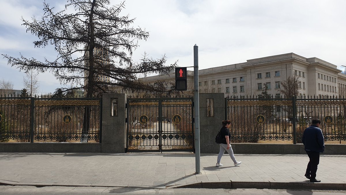 Энэ хаалгаа хашаагаа авчихвал яасын, яг ордноол тойруулаад хашна биз. Гадны юм хуулах дуртай УЛС, ядаж ТӨР-н орднуудаа тойрсон хашаа үгүйг нь суралдаа. Миний мөлхөж, хулгайч цагдаа болж явсан төрсөн газар, угаасан усдаа. ӨМ✌😎