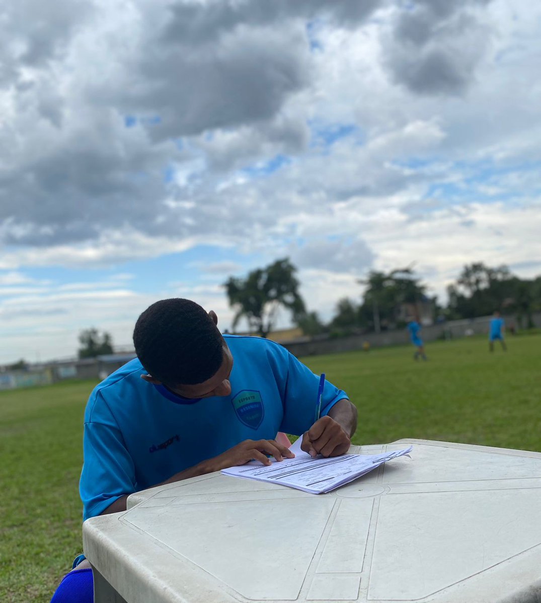 Patrick_H16's tweet photo. Jogador de futebol profissional ⚽🙏🏾
Só agradecer a Deus, meu sonho está realizado 🙌🏾🔥 https://t.co/Z4NhxXlX7N
