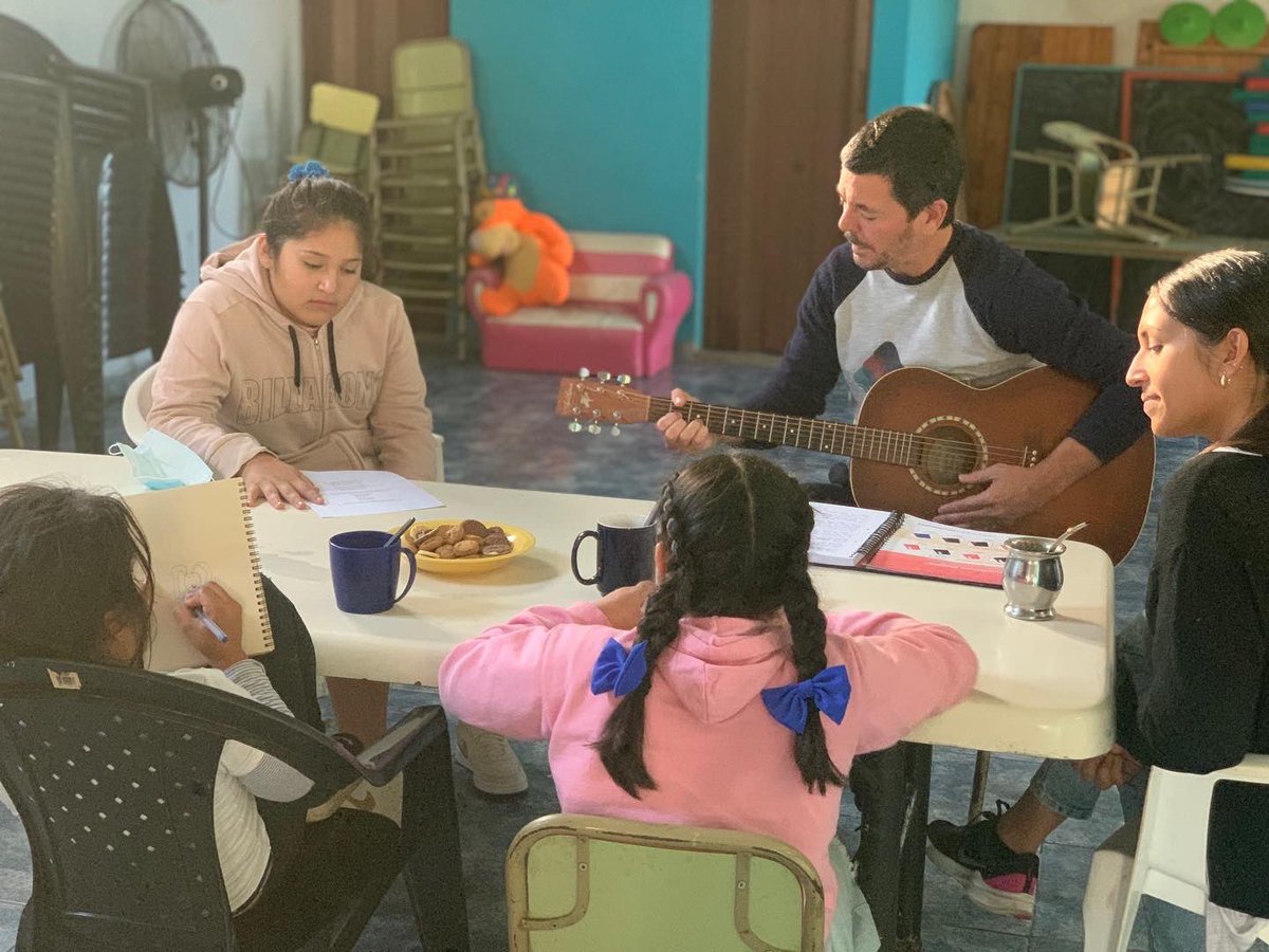 Jxc_hurlingham's tweet photo. Hoy comenzamos con el proyecto Mi barrio es así📍
La propuesta está orientada a que, mediante diferentes textos, chicos de entre 8 y 12 años puedan expresar sus emociones, sueños y experiencias en el barrio🤩 para luego juntos convertirlo en canción. https://t.co/CK7TM0KAlM