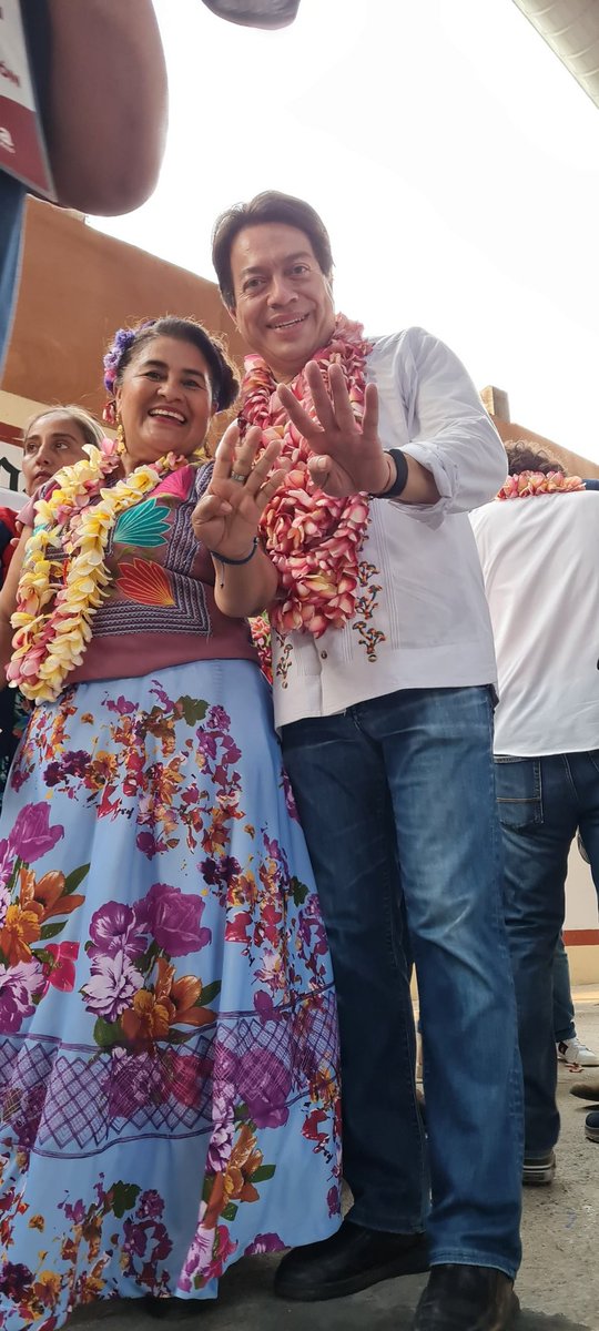 RogeliaGLuis's tweet photo. El día de hoy en la Villa de San Blas Atempa en la #GiraDeLaEsperanza @salomonj tuve el gusto de saludar al Presidente Nacional de @morenamexico_ @mario_delgado seguimos #Construyendo para consolidar la #4Transformación en nuestro querido #Oaxaca.  #SinMujeresNoHayDemocracia https://t.co/Qh0jWQeyod