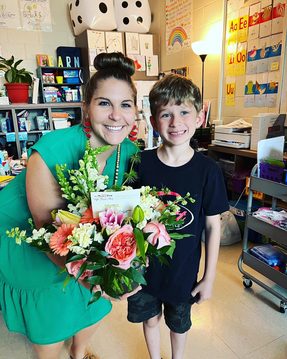 Received the most beautiful surprise from this sweet boy and his momma (<a href="/ShandaT612/">Shan</a>) yesterday!! 💐 feeling extra loved and appreciated this week, hope all of my teacher friends are too!!