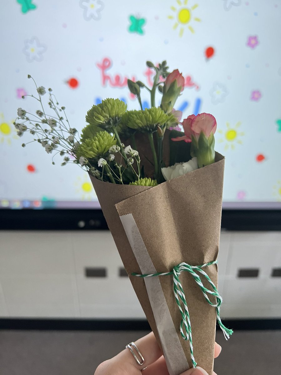 Such a sweet surprise from GIG today! 🤍🌷<a href="/GavinSD37/">Gavin District 37</a> #TeacherAppreciationWeek