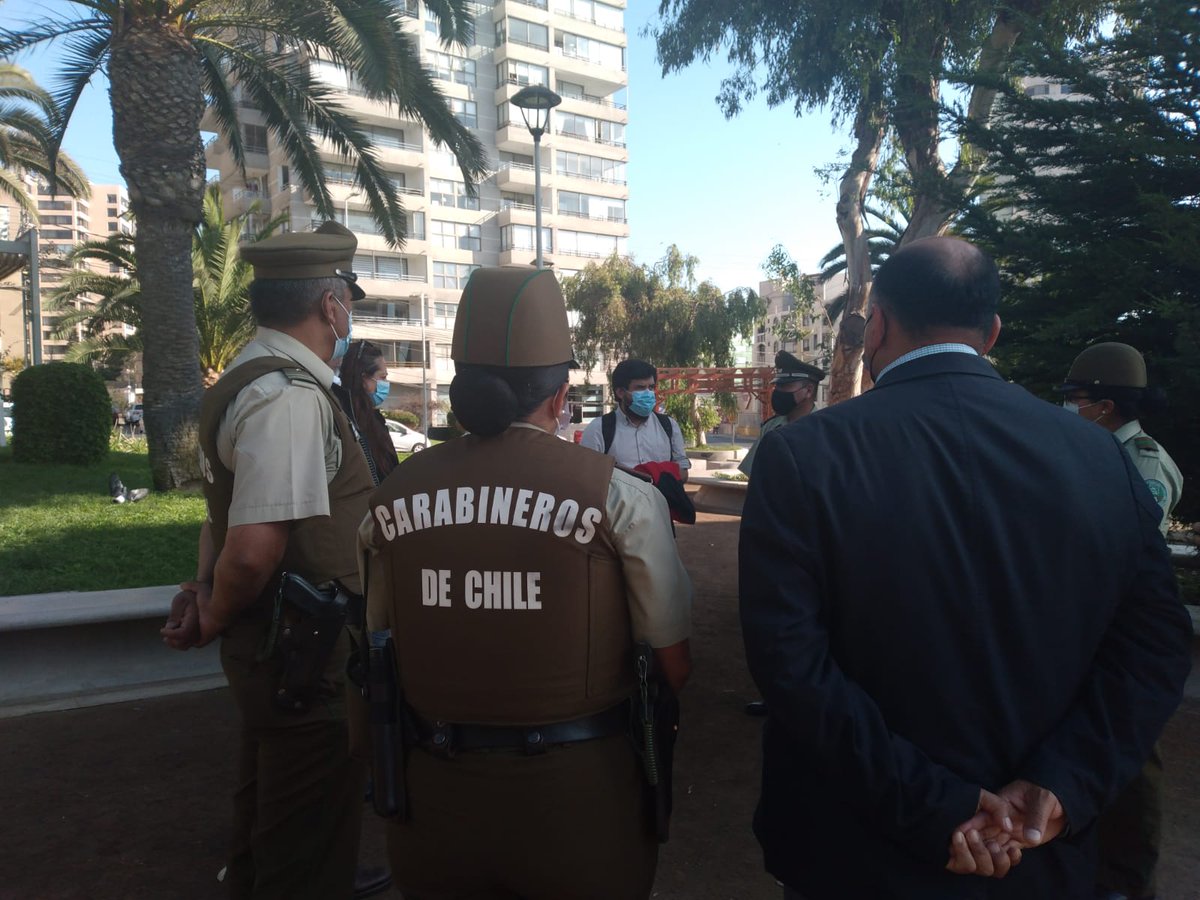 CarabAntof's tweet photo. En su permanente compromiso con la seguridad de todos Carabineros 3ª Comisaría #Antofagasta a través de su Of Integración Comunitaria se reúne con @JuntaVecinosER y alcalde para tratar temas de riesgo situacional en especial del sector del Parque Brasil.
#EsPorVocación https://t.co/jvXBt19r33