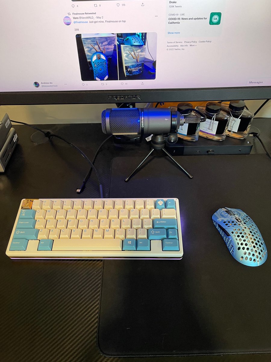 blessedlyfresh's tweet photo. Not normally a fan of non-white/black mice but @finalmouse Poseidon lookin good with these keycaps https://t.co/lPM7OQrTZl