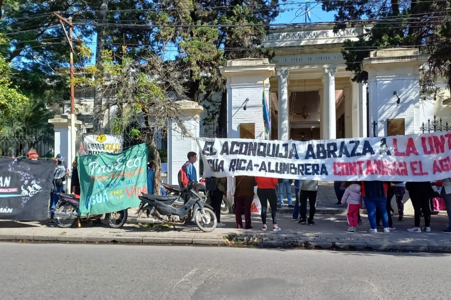 FOLprensa's tweet photo. #TUCUMÁN
UNT cómplice de la represión en Choya
Ayer, 3 de mayo, la policía de Catamarca reprimió fuertemente a los vecinos y vecinas de Choya (Andalgalá) que resisten los avances de la megaminería contaminante

https://t.co/kq9PZEs0GR https://t.co/p5PmhDgVFL