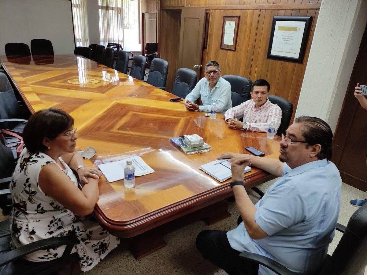 Manuel_Rogel's tweet photo. Hoy acompañe a la diputada federal @espejohernandez en una reunión con el director del ITVER Dr. Marcó Salgado dónde se planteó el interés de “IFM efector”una empresa alemana con sede en Cdmx que está interesada en crear un vínculo muy estrecho con esta institución.#ITVER https://t.co/4qx9fQ2Bbm