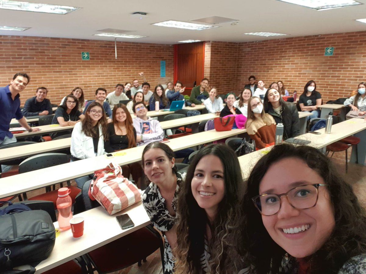 EconomiaPipol's tweet photo. Pipol no los olvidamos, (¿qué dijeron, Navidad?😂), es que estuvimos un poco ocupadas hoy. Nos invitaron a hablar de este proyecto tan lindo en una clase de @camilovega0092 en @EconomiaUAndes. ¿Nos perdonan por no escribir un tema hoy? Mañana nos reivindicamos. ¡Los queremos! https://t.co/jpevQeomtm