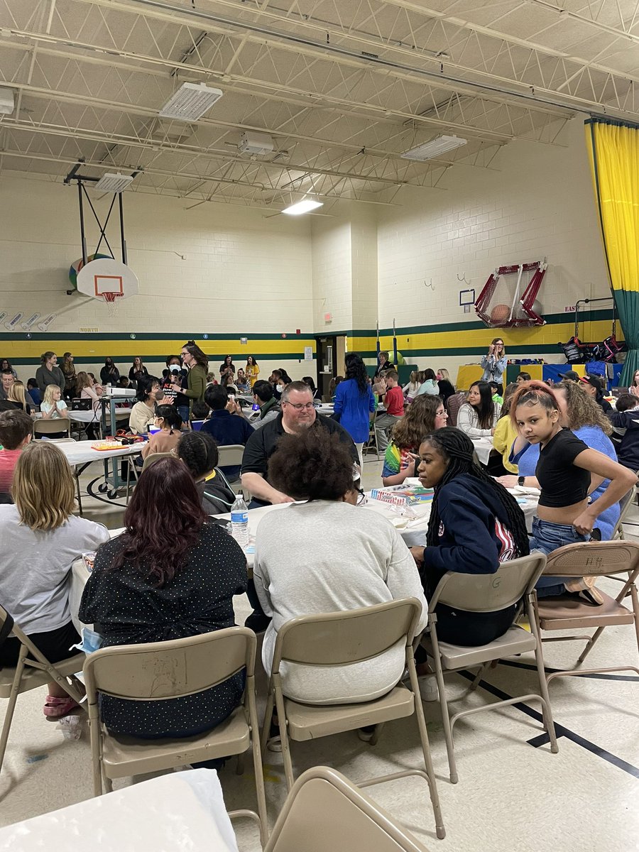 EaglesAldrin's tweet photo. Family Game Night is a blast! #familytime #weare54 #literacy #happyfamily #community #schaumburglibrary https://t.co/UeKlxczRk0