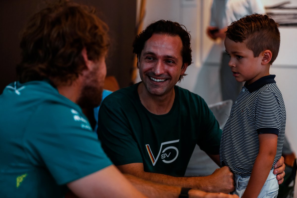 AstonMartinF1's tweet image. A meet &amp;amp; greet with Seb Vettel, set against the beautiful backdrop of the @astonmartin Residences.

A once in a lifetime experience these local I / AM Members will never forget. 💚

Sign up now for your chance to get closer to the team.

➡️ amf1.team/register

#IAMMIAMI