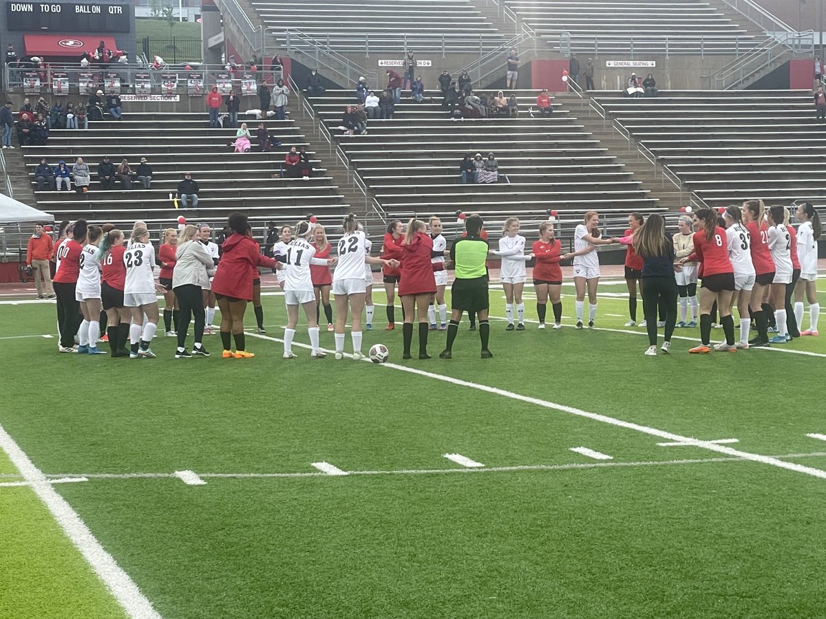 DwayneClingman's tweet image. Helias and Jeff City teams soccer ⚽️ meeting in the middle of field before game. #SaderStrong