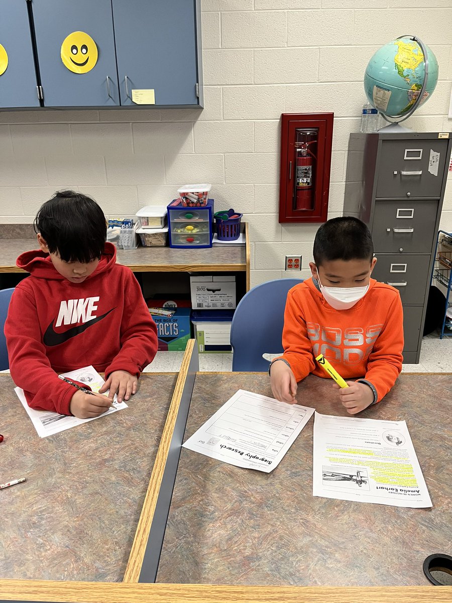 cyrenemaria's tweet photo. My 3rd grade Ss love collaborating with their partners as they look for text evidence and practice their speaking skills. #ashlandsoar #ESL https://t.co/J6wcrr4eT7