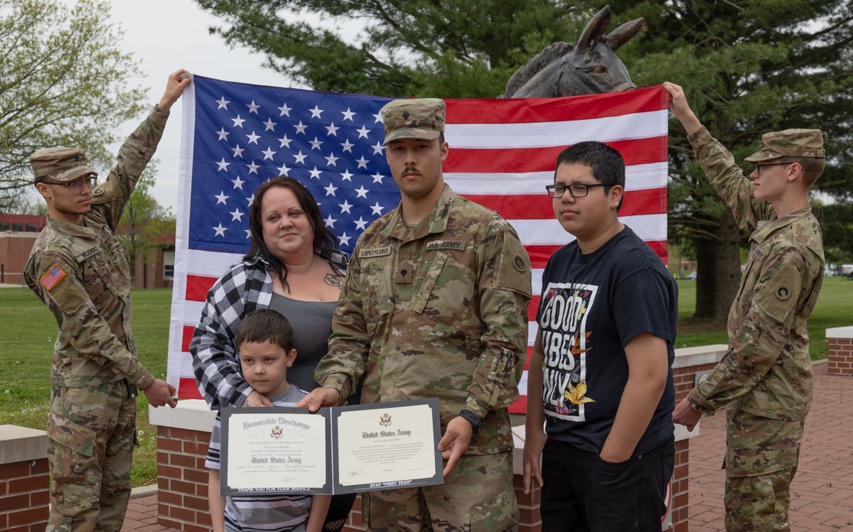 1stTSC's tweet image. Congratulations SPC Alejandro Lopez-Flores for making another commitment to the nation as you #reenlist with your family by your side @usarmycentral #ArmyFamily | #1TSC