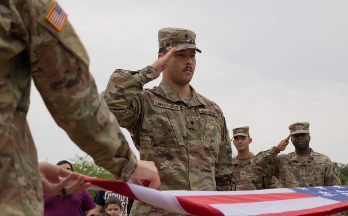 1stTSC's tweet image. Congratulations SPC Alejandro Lopez-Flores for making another commitment to the nation as you #reenlist with your family by your side @usarmycentral #ArmyFamily | #1TSC