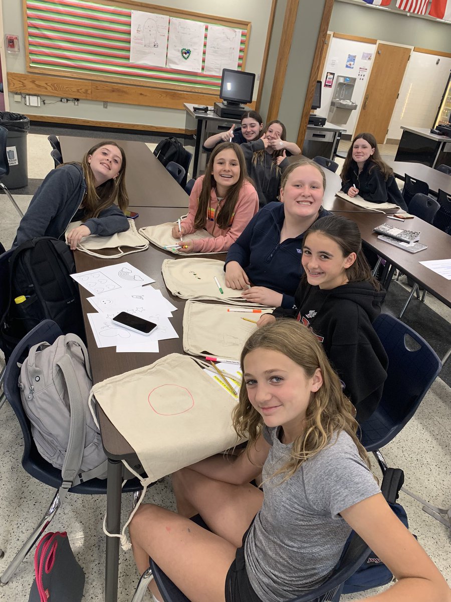 CoachHackett31's tweet photo. Modified Softball and Modified Girls Lacrosse volunteering to make autographed drawstring bags for Camp Kesem! 🥎♥️🥍 #RMService @RyeAthletics https://t.co/wIetoMDBzJ