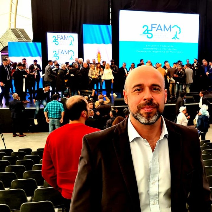 AscuaTincho's tweet photo. 🇦🇷 Seguimos sumando fuerzas para trabajar por todos los Municipios de nuestra querida provincia de Corrientes. Como intendente de Paso de los Libres participé este miércoles del encuentro de la Federación Argentina de Municipios (FAM) en Buenos Aires.  #DaleLibres #DaleCorrientes https://t.co/M6ppVOXa80