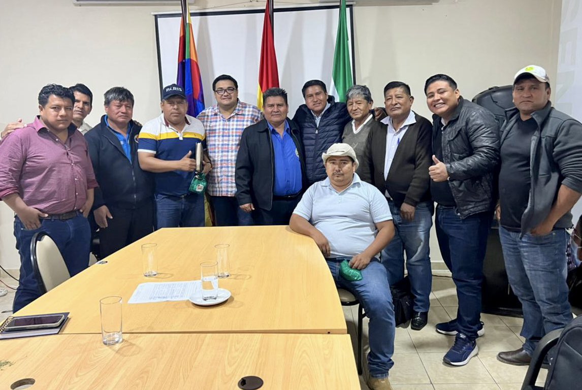 SenasagBolivia's tweet photo. #𝑮𝒆𝒔𝒕𝒊𝒐́𝒏𝑫𝒆𝑮𝒐𝒃𝒊𝒆𝒓𝒏𝒐
#JavierSuarez, Director General Ejecutivo del @SENASAG⚙️, se reunió con representantes de la  Confederación Sindical de #ComunidadesInterculturales de @SantaCruz🇳🇬 y @Bolivia🇧🇴, para coordinar acciones de trabajo en benéfico de este sector. https://t.co/4uwOQocZtr