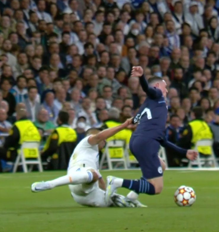 Las dos amarillas más claras que he visto en mi vida y sigue sin amarilla. Es indignante lo de los árbitros con Casemiro.