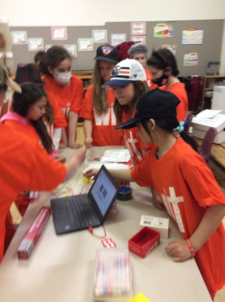 #WIT women in tech day <a href="/stgerardECSD/">St.Gerard Catholic School</a> such great science fun! #ecsdfaithinspires