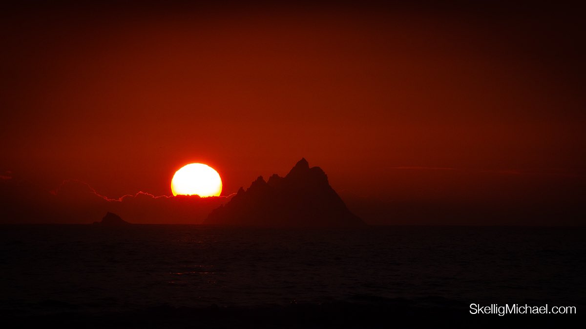 SkelligMichael_'s tweet photo. Even #StarWarsDay has to come to an end. 

While we might not have Tatooine’s binary sunset, we think the sunsets over Ahch-To have a charm all of their own. 

#MayThe4thBeWithYou https://t.co/3YQQS3BQwZ