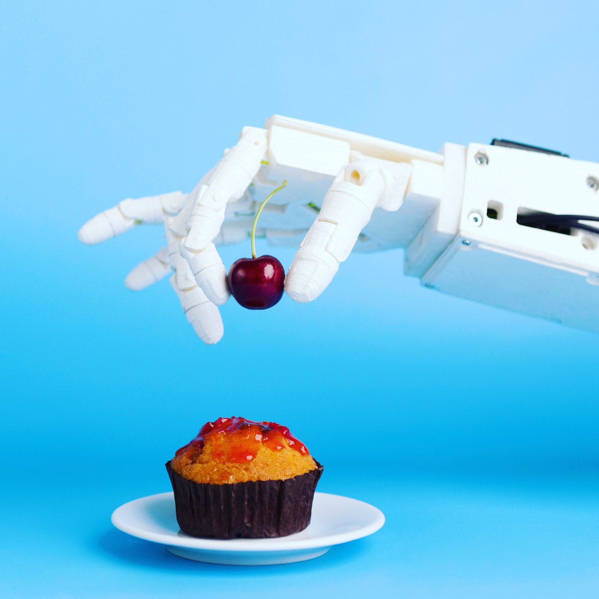 vendbox_'s tweet photo. Virtual Reality (VR), Augmented Reality (AR), and Artificial Intelligence (AI) all have a place in the new normal of the retail sector.

These technologies allow customers to have a highly individualised, positive and fun buying experience. https://t.co/kNYbhDtaoY
