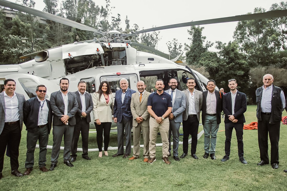 MIT_Ecuador's tweet photo. 📌El #GobiernoDelEncuentro trabaja de la mano con la empresa privada para fortalecer el transporte aéreo, muestra de ello es que el ministro @MarceloHCabrera participó del lanzamiento y vuelo inaugural  🚁 de la empresa @EcocopterEc. 
#JuntosCumplimos https://t.co/Bb95wL3zeW