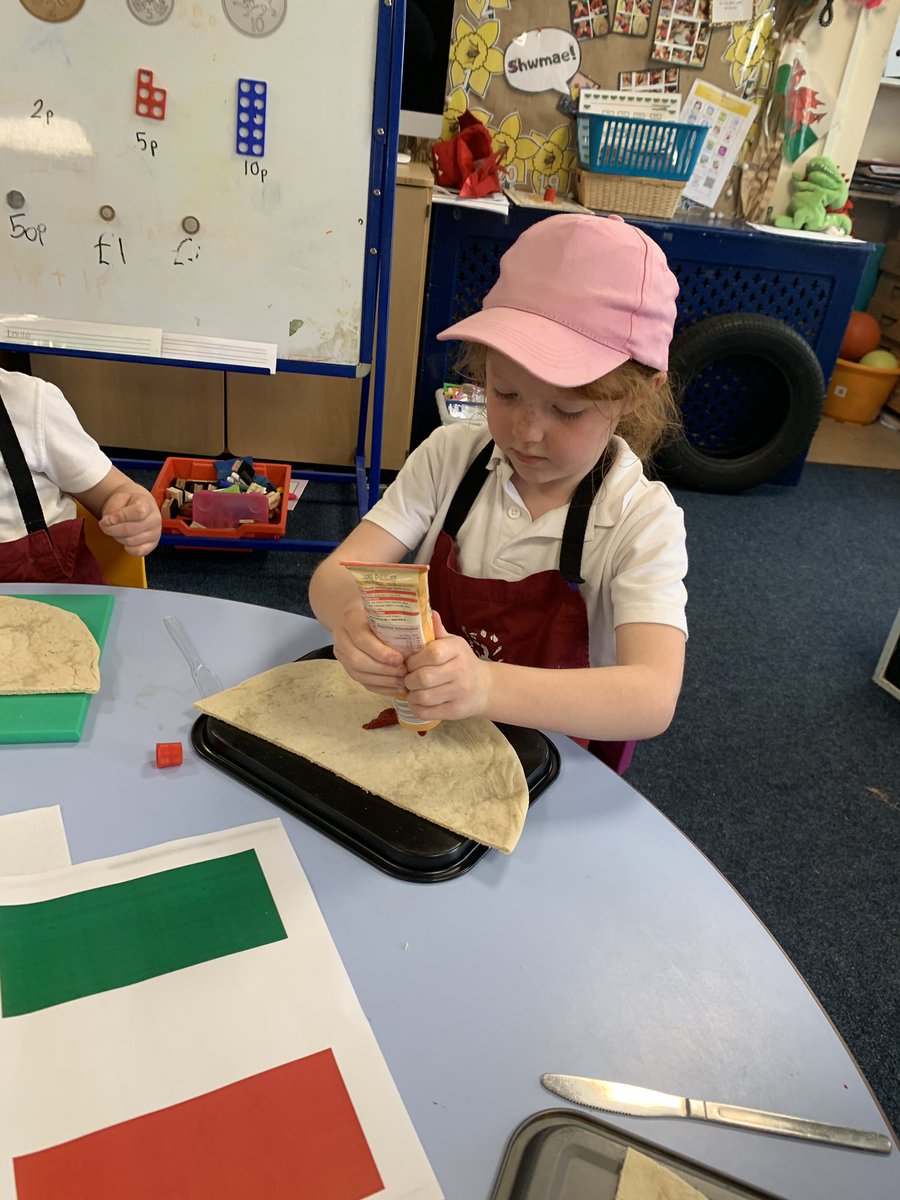 MayalsSchool's tweet photo. Reception have had a wonderful time in Language club, learning about Italy and decorating a pizza that resembles the flag 🇮🇹 🍕
Fantàstico 🇮🇹🇮🇹🇮🇹 #MayLLC #MayhealthWB https://t.co/GqAN3mdyS7