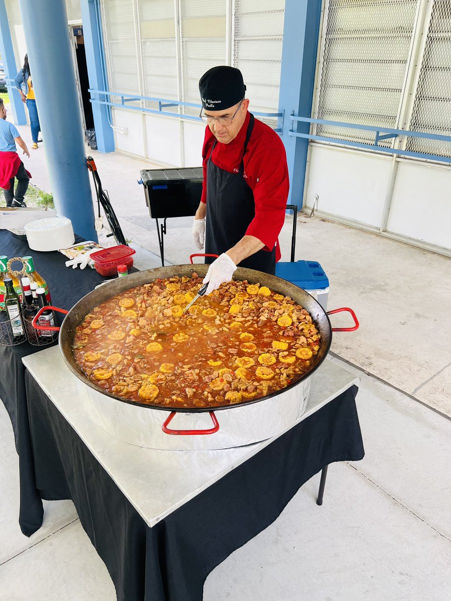 BroadmoorSchool's tweet photo. Nothing like a delicious PAELLA to salute the BEST in @MDCPS! @BroadmoorSchool @MDCPSCentral @SuptDotres #TeacherAppreciationWeek #RecapturingTheVision https://t.co/cMhq55Yzjr