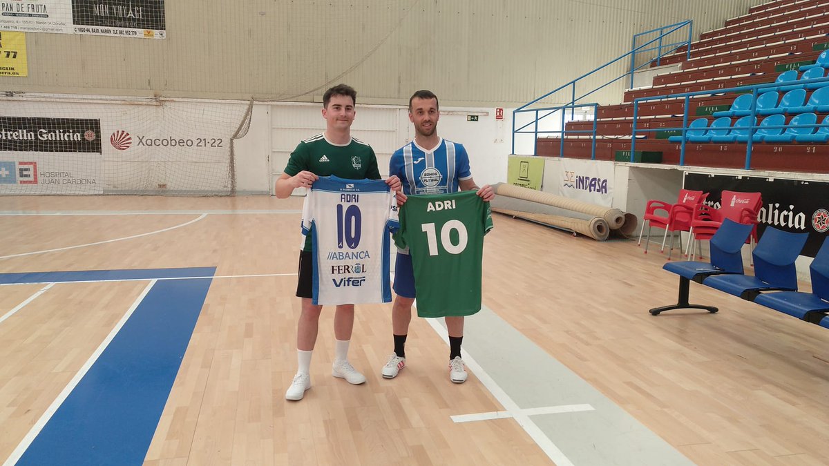 oparrulofs's tweet photo. ⚽ Esta tarde estuvo @14adri14 con Xoan Ramos y nuestros amigos de @SerpesGaming grabando retos en A Malata!!
👕 Y al acabar, intercambio de camisetas con Serpes Gaming!!
😉 En unos días tendréis el resultado!! https://t.co/uRtvfe1nij