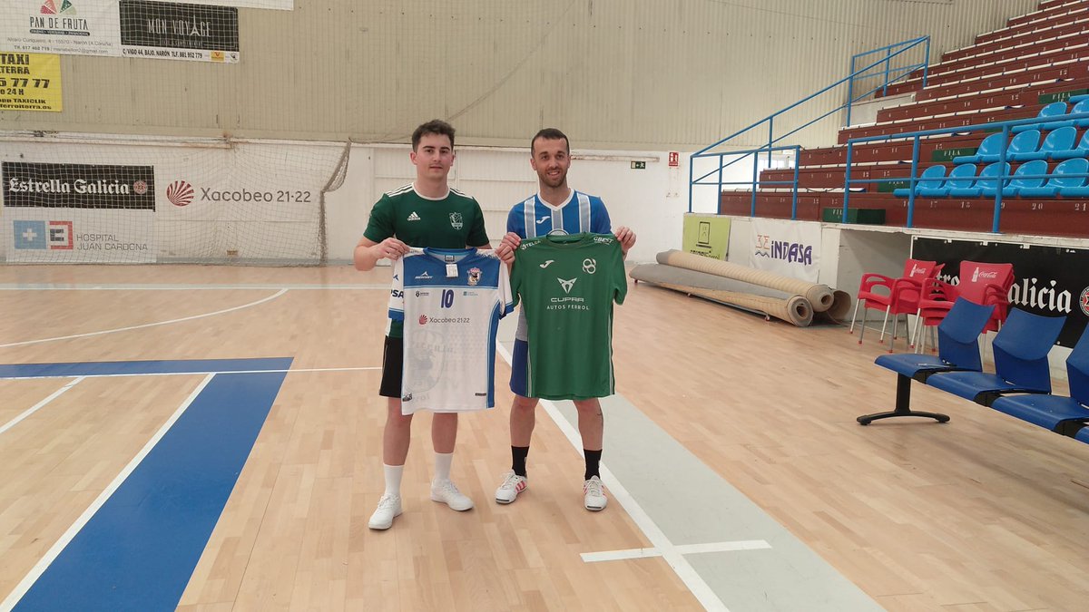 oparrulofs's tweet photo. ⚽ Esta tarde estuvo @14adri14 con Xoan Ramos y nuestros amigos de @SerpesGaming grabando retos en A Malata!!
👕 Y al acabar, intercambio de camisetas con Serpes Gaming!!
😉 En unos días tendréis el resultado!! https://t.co/uRtvfe1nij