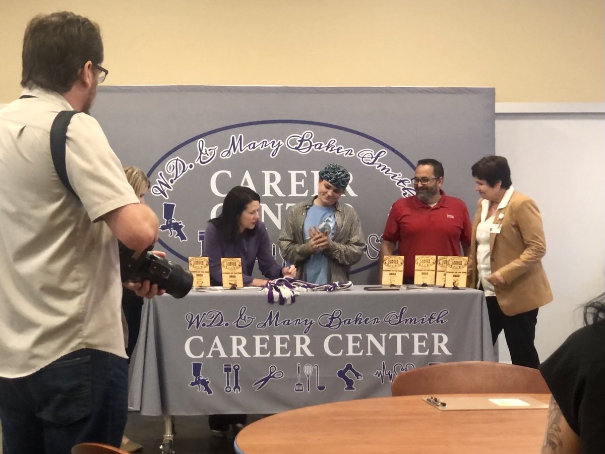 BreauxAndre's tweet photo. Congrats to ⁦@LafParishSchool⁩ Career Center students at today’s Job Signing ceremony for completing valuable technical certificates and other career readiness programs leading straight into the workforce! ⁦@HollyBoffy⁩ #55by25Acadiana https://t.co/d8do2JgACD