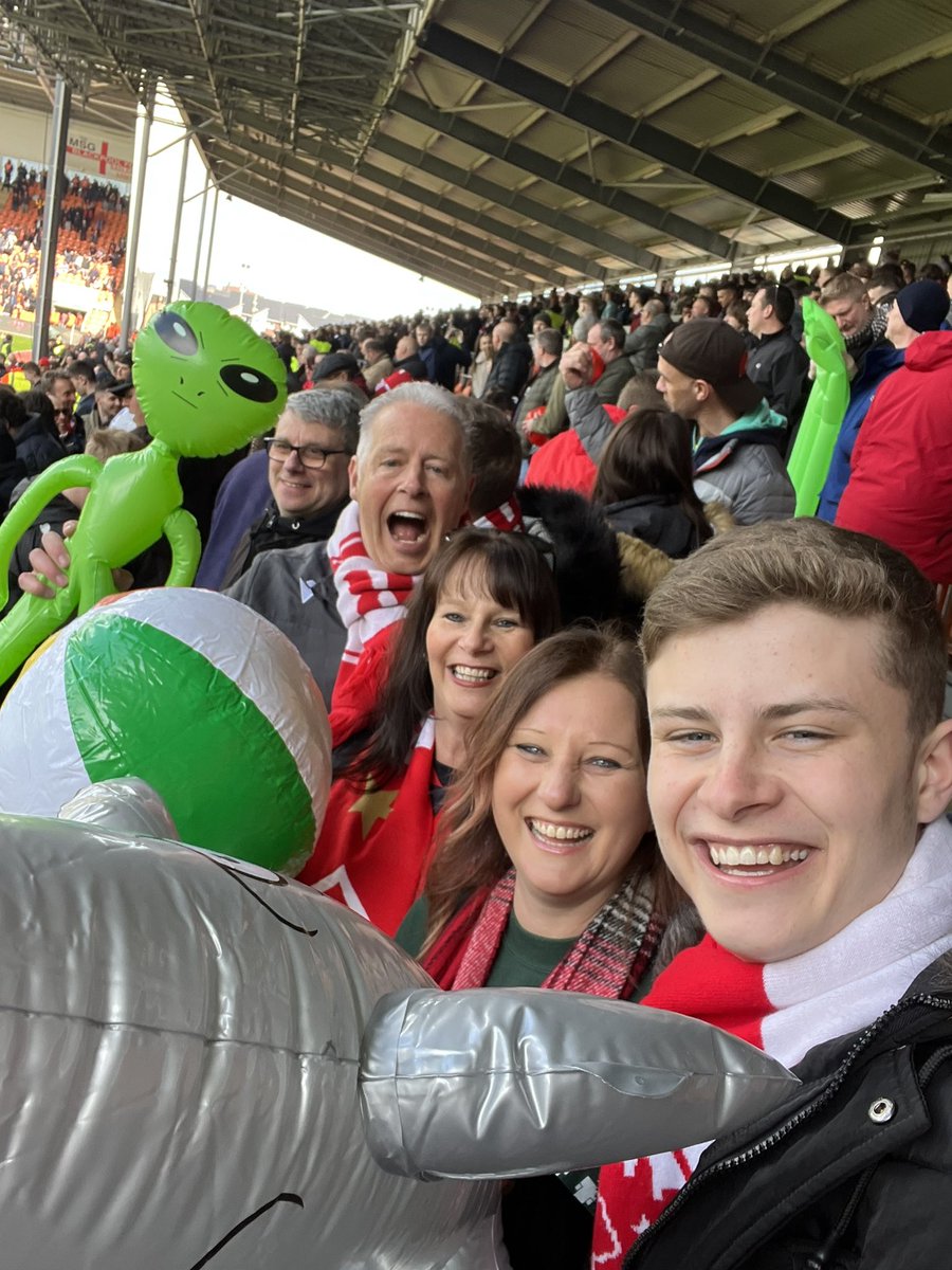 foxy219's tweet photo. Regardless of what happens in the playoffs, the away days have been amazing and I’ve made some amazing new friends… some I now call family…. Previously only “twitter pals” now a part of some of the best away days ever! 
You know who you are #inflatablearmy 💚💚💚 https://t.co/X05DOnLYu8