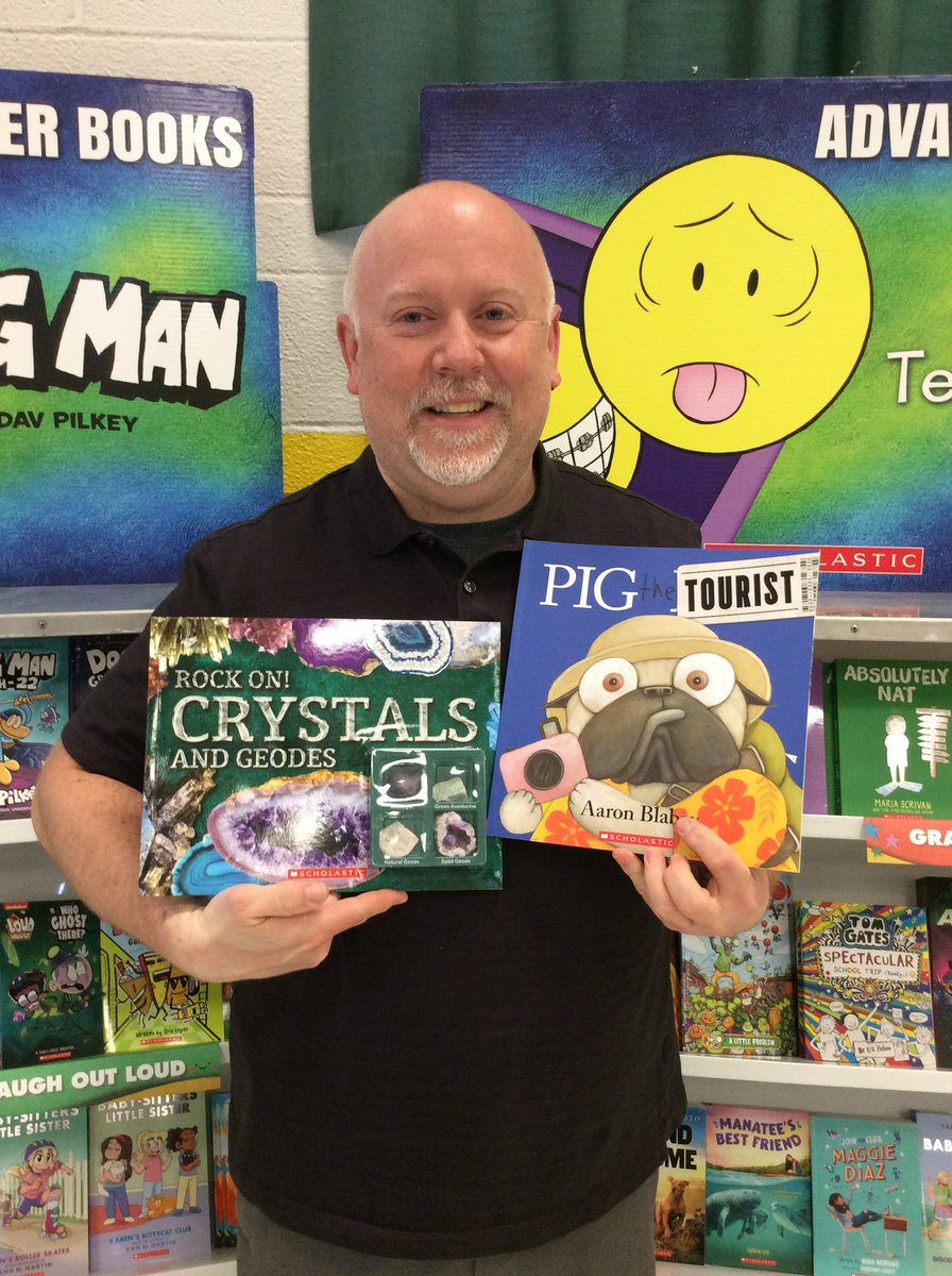 Scholastic Book Fair fun! My very first #PrincipalShelfie <a href="/StrathconaHWDSB/">Strathcona School</a>