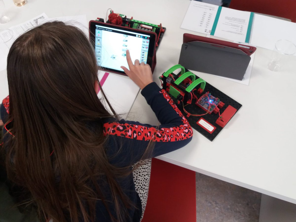 Vanmiddag waren er 12 kinderen in de @BiebNoordVeluwe <a href="/gem_Hattem/">Gemeente Hattem</a> druk met het programmeren van o.a. wasmachines, stoplichten, bulldozers en draaimolens! Na eventjes prutsen lukte het ze allemaal om de apparaten aan de gang te krijgen: wat een techneuten!