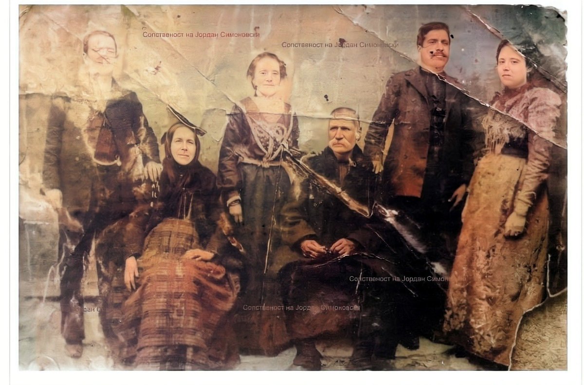 Досега необјавена фотографија од веридбата на Гоце Делчев со Јорданка - Јанка Каневчева.
Долу седат неговата мајка и татко, Султана и Никола Делчеви.
 ДЕЛЧЕВ Е МАКЕДОНИЈА !
#ГоцеДелчев
🇲🇰🇲🇰🇲🇰