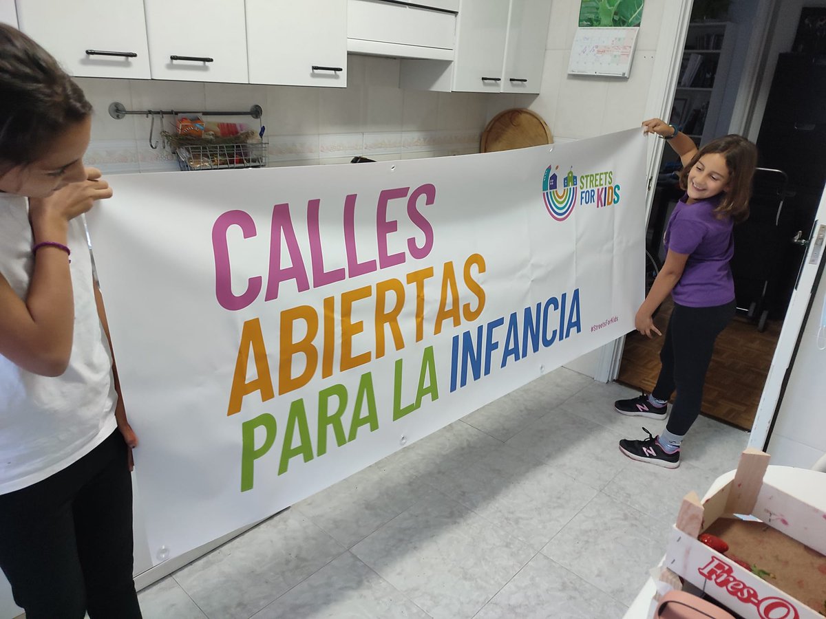 La cara de felicidad de estas #revoltosas con los preparativos es pura Fantasía! La infancia merece una ciudad que les mire, que les cuide, que les quiera!
Este viernes #callesabiertasparalainfancia
<a href="/afalourdes/">AFA Lourdes</a> @LourdesFUHEM <a href="/RevueltaEscolar/">RevueltaEscolar SchoolRebellion RevoltaEscolar</a> <a href="/aso_almalatina/">Asociación Alma Latina</a> <a href="/ScoutPlaneta/">Grupo Scout Planeta 654</a>