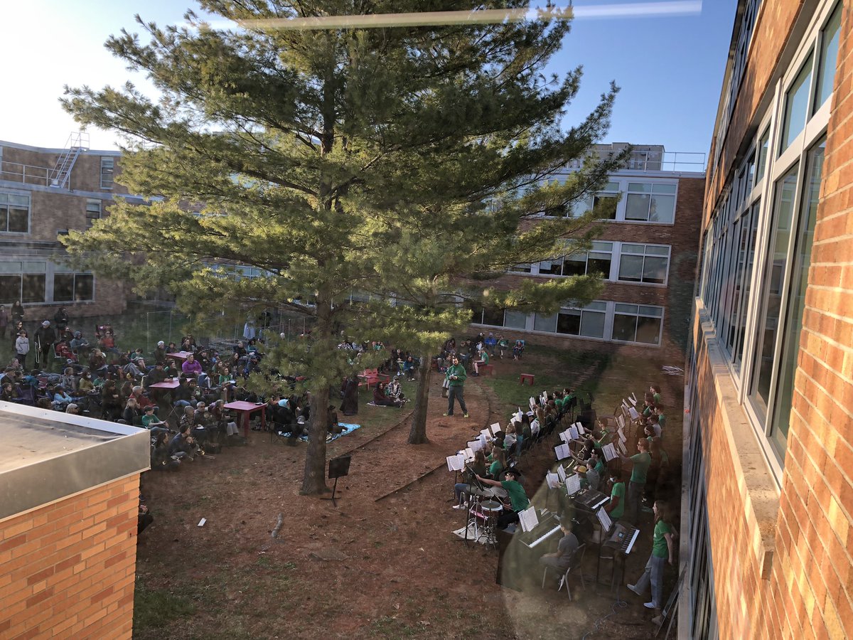 SVMSEdina's tweet photo. We had a great evening last night in the South View courtyard for the return of the SVMS Jazz Pie Social!  Jazz music was performed by the SV jazz bands and pie was enjoyed by all! https://t.co/EZtBUMSl1g