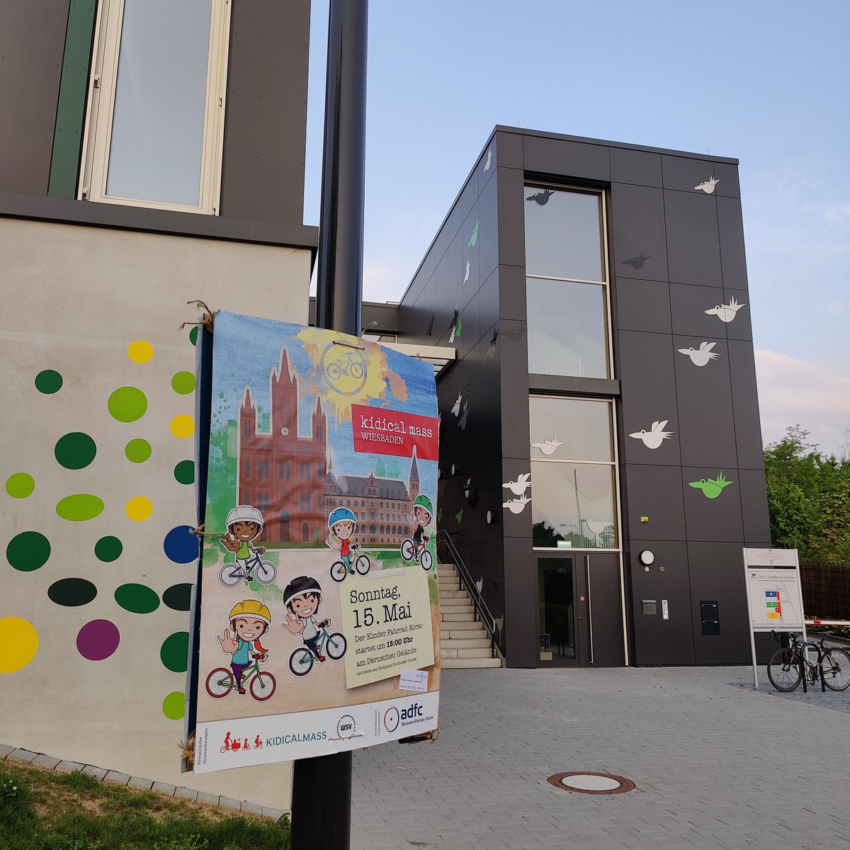 Seit heute Abend hängen viele Plakate in Wiesbaden um noch mehr Leute dafür zu begeistern, um mit uns am 15.5 aufs Rad zu steigen, um das Fahrradfahren für Kinder sicherer zu machen . #KidicalMass