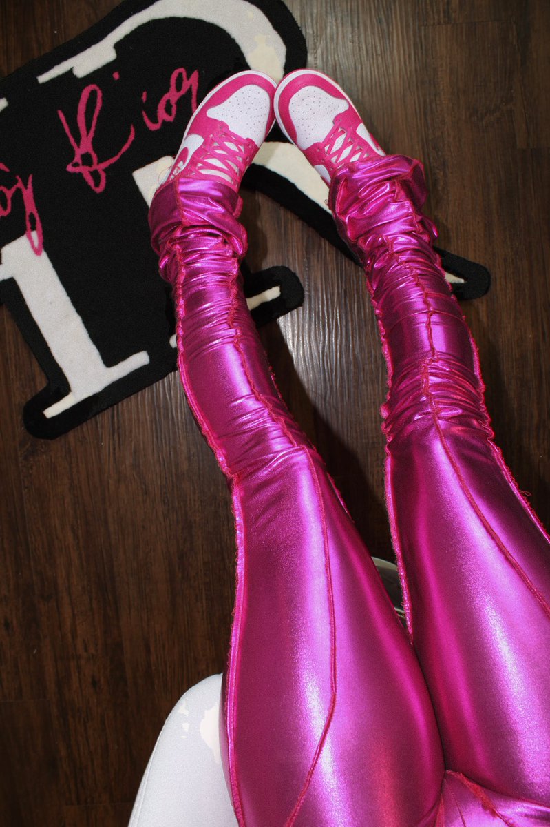 rr_thebrnd's tweet photo. Pink Millionaire leggings just dropped💗💞💕 https://t.co/7vkY0Gfq3n https://t.co/7Mm0OrdIxH