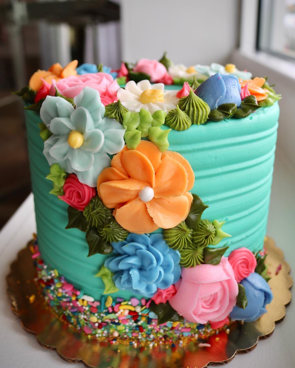 3sweetgirlscake's tweet image. 💐Free Cake Friday is here💐
Mother’s Day edition! 
Chocolate cake covered in beautiful buttercream flowers 🌺🌼🌸
👉🏻Enter to win on Facebook or Instagram!
#3sweetgirlscakery #springcake #runflyingpig #cincinnati #cincinnaticakes #mothersday #buttercreamflowers #flowersformom