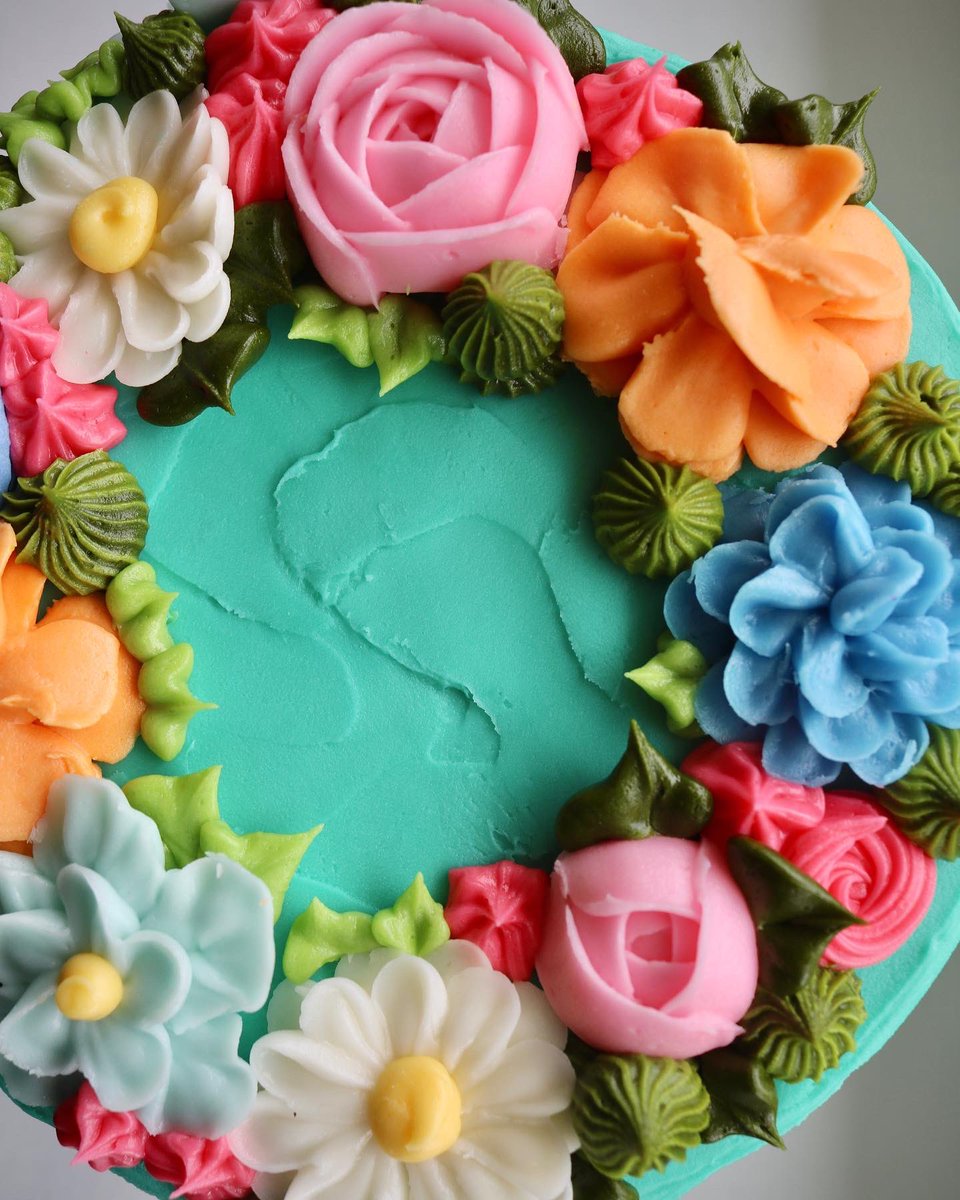 3sweetgirlscake's tweet image. 💐Free Cake Friday is here💐
Mother’s Day edition! 
Chocolate cake covered in beautiful buttercream flowers 🌺🌼🌸
👉🏻Enter to win on Facebook or Instagram!
#3sweetgirlscakery #springcake #runflyingpig #cincinnati #cincinnaticakes #mothersday #buttercreamflowers #flowersformom