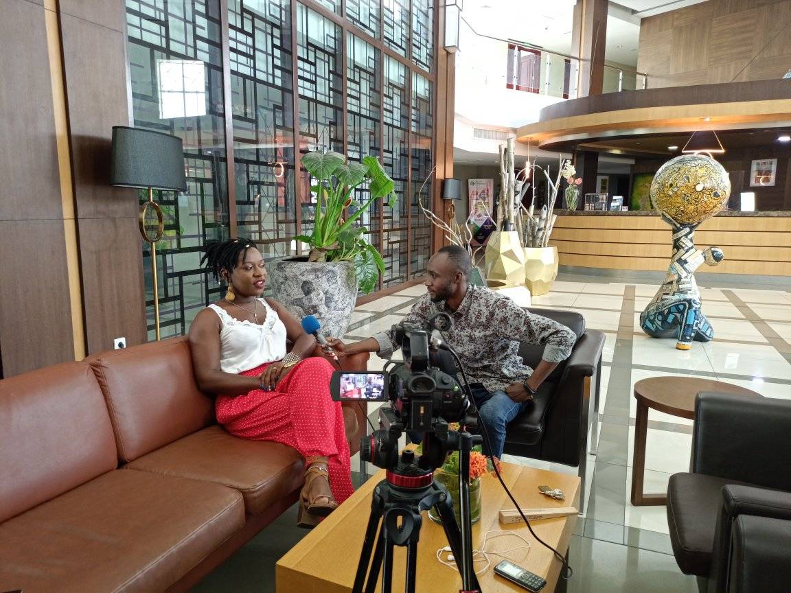 FestivalSlamouv's tweet photo. SLAMOUV PRESSE! 
Merci à @voxcongo  pour le reportage avec nos artistes invités: @AmeePoetess , @black_Pofficial , @NandaOfficiel  et @AristoteMoukoko  au micro de @la_wences   au @Pefaco_Hotel_Maya_Maya!
*
#festival_slamouv #slamouv #slamourail #Congo #slam #Mariusca #festival https://t.co/Tfc8gH035k