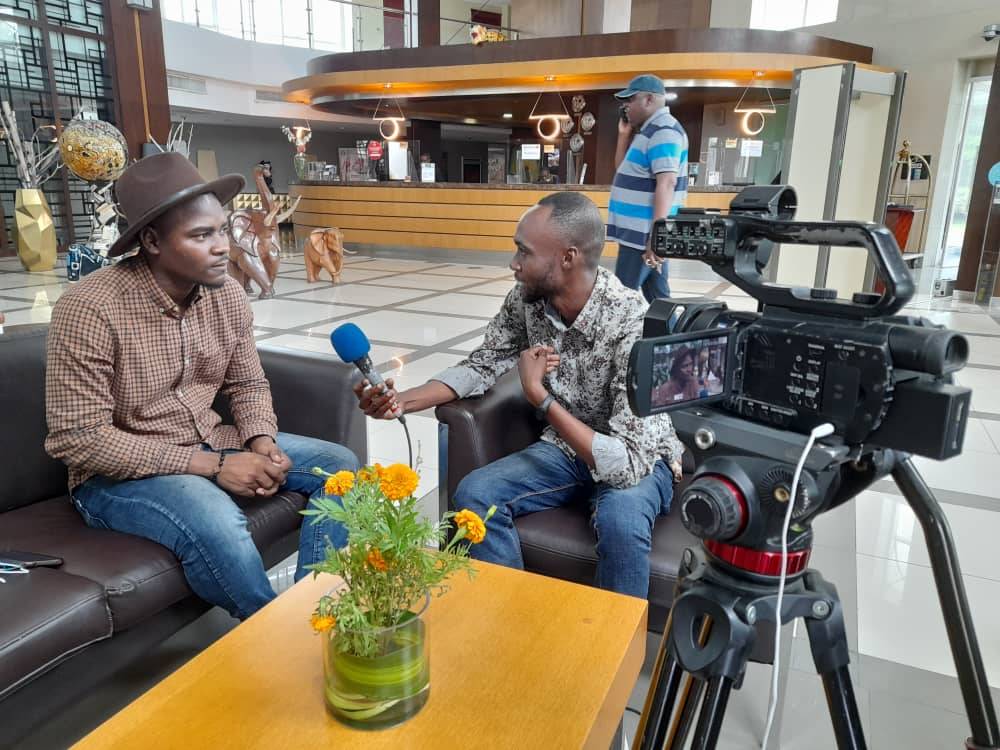 FestivalSlamouv's tweet photo. SLAMOUV PRESSE! 
Merci à @voxcongo  pour le reportage avec nos artistes invités: @AmeePoetess , @black_Pofficial , @NandaOfficiel  et @AristoteMoukoko  au micro de @la_wences   au @Pefaco_Hotel_Maya_Maya!
*
#festival_slamouv #slamouv #slamourail #Congo #slam #Mariusca #festival https://t.co/Tfc8gH035k