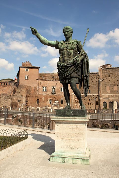 romanhistory1's tweet photo. Statue of Augustus, Fori Imperiali, Rome, Italy https://t.co/JKNPAzygDV