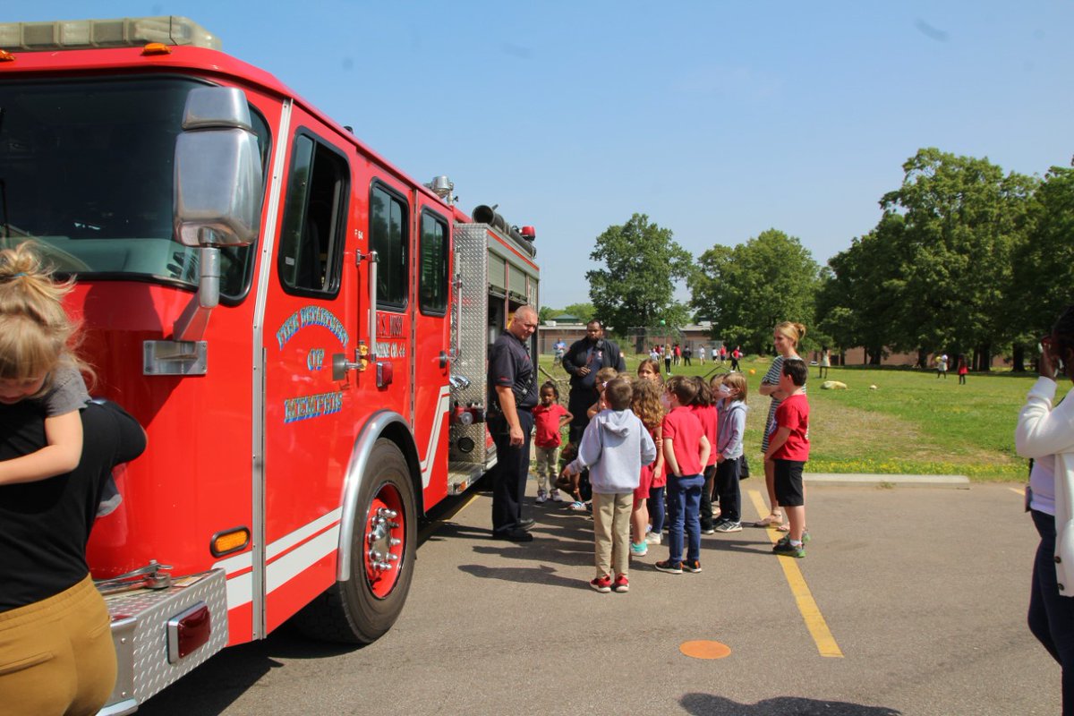 MEM_Fire's tweet image. Today members of Engine 44 participated in "Careers on Wheels" @richlandscs. This event focused on K-2nd graders; the students could see the fire engine, police car, and even a K-9. Thanks for letting us be a part of the fun @MEM_PoliceDept .